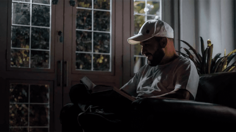 Artista desenhando com lápis grafite