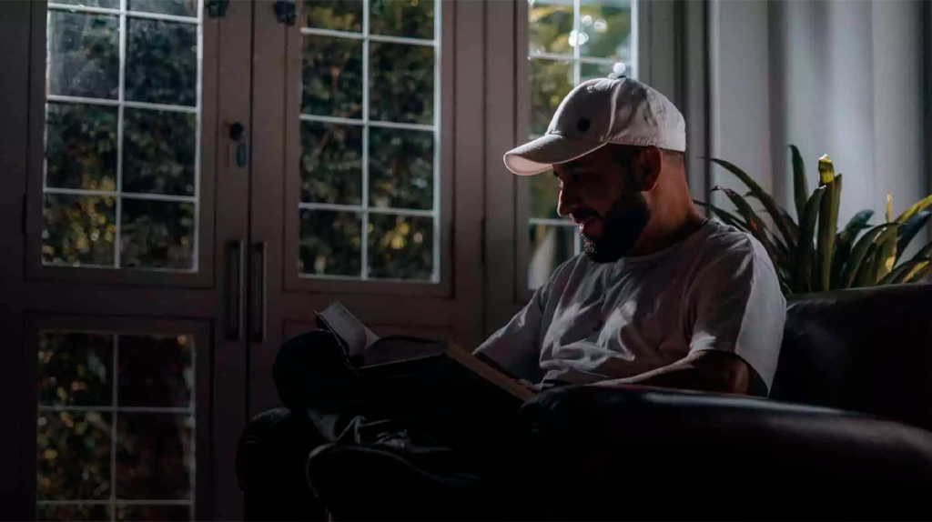 Artista desenhando com lápis grafite