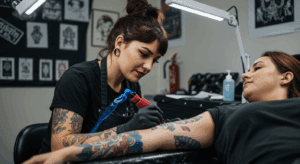 Mulher tatuadora profissional trabalhando com confiança em seu estúdio, representando o protagonismo e estilo das mulheres na tatuagem.