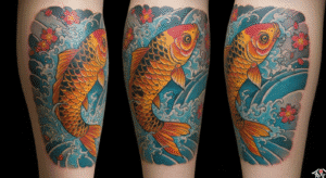 Tatuagem de carpa koi colorida no estilo oriental, nadando para cima em uma cachoeira, representando o significado de superação.