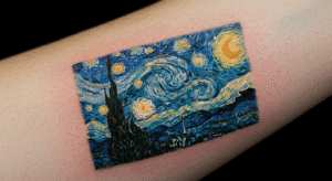 Tatuagem de micro-realismo da obra "Noite Estrelada" de Van Gogh, mostrando o nível extremo de detalhes da técnica.