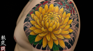 Tatuagem colorida de um crisântemo amarelo no estilo japonês (Irezumi), ilustrando seu significado de nobreza e perfeição.
