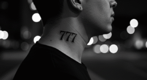 Tatuagem do número 777 em uma fonte ousada no pescoço, ilustrando seu significado de sorte e poder.