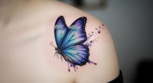 Close-up de uma tatuagem de borboleta colorida no ombro, ilustrando o seu significado de transformação e liberdade, desmistificando a associação com o crime.