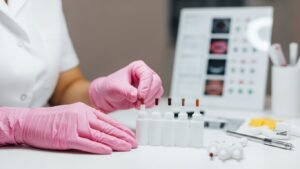 Profissional de micropigmentação organizando seus pigmentos Nuance em uma bancada de trabalho limpa.