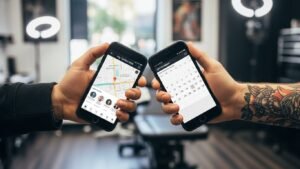 Cliente e tatuador conectando-se através do aplicativo da plataforma My Tattoo Hub.