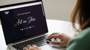 Pessoa utilizando o novo Simulador de Fontes para Tatuagem do portal Tatuagem Brasil em um notebook.