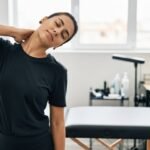 A Carreira nas Costas: Guia de Alongamentos para Tatuadores Evitarem Dores e Lesões